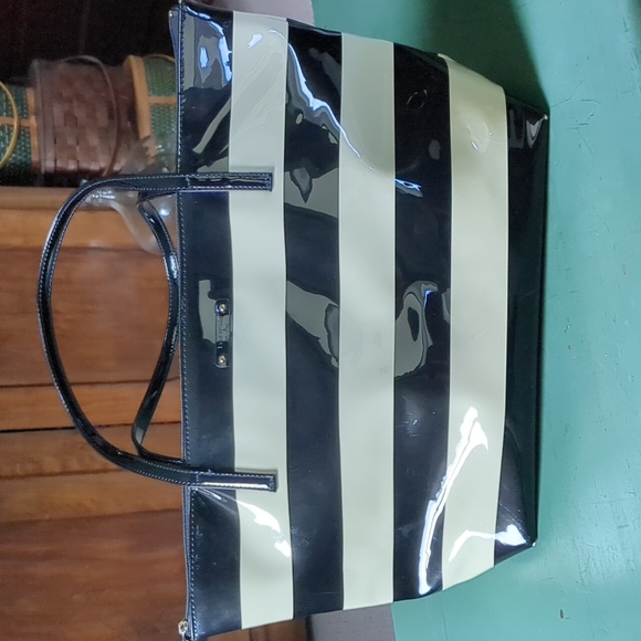 KATE SPADE BLACK & BEIGE PATENT LEATHER BAG - Picture 11 of 16